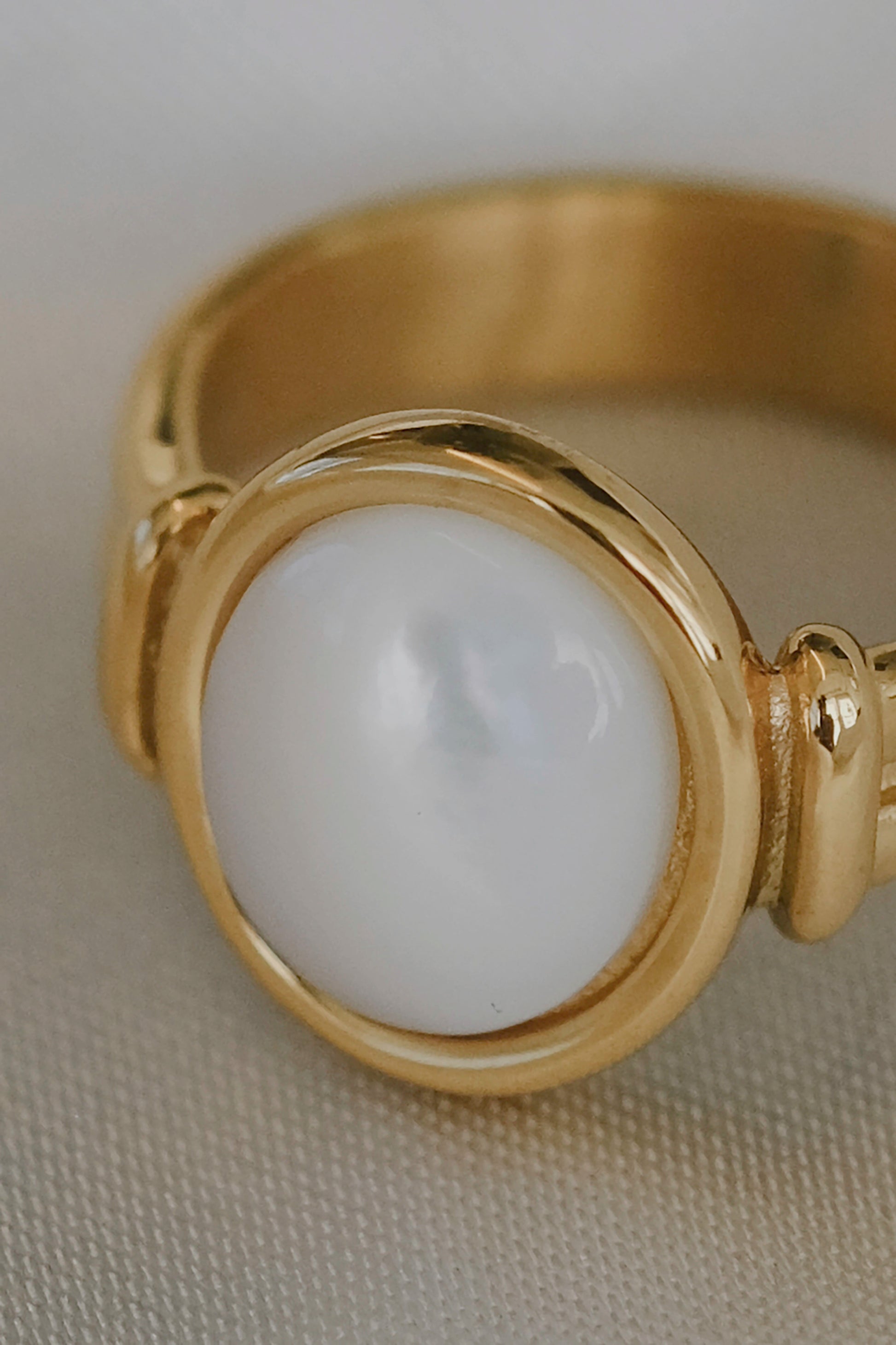 Mother of Pearl Oval Ring - cream