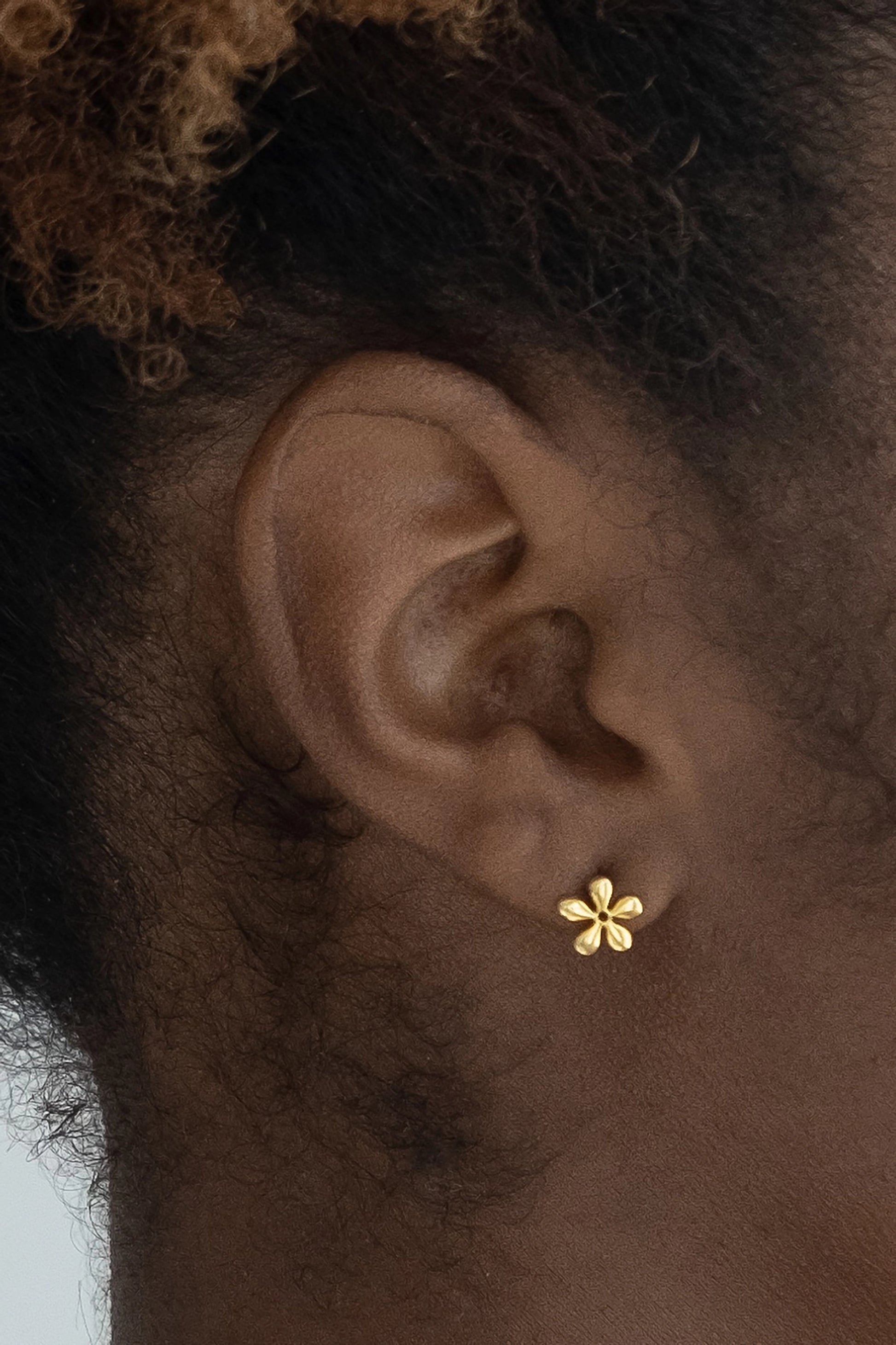 Angie Daisy Studs ✿ - cream