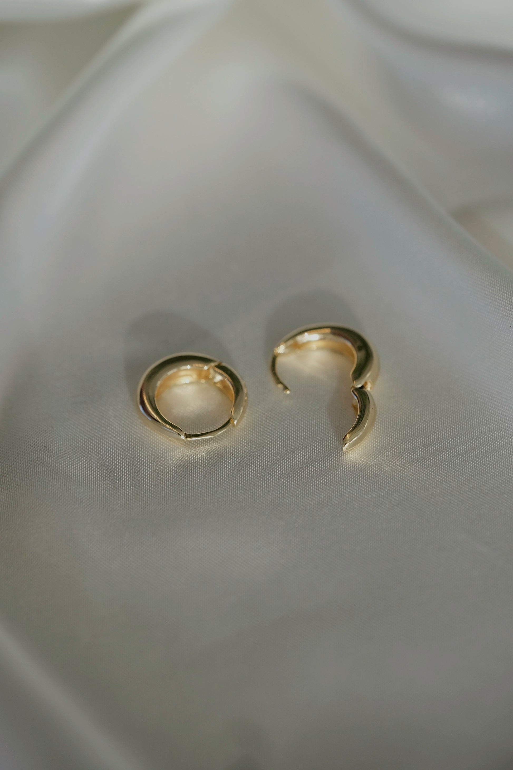 Small Everyday Hoops - cream