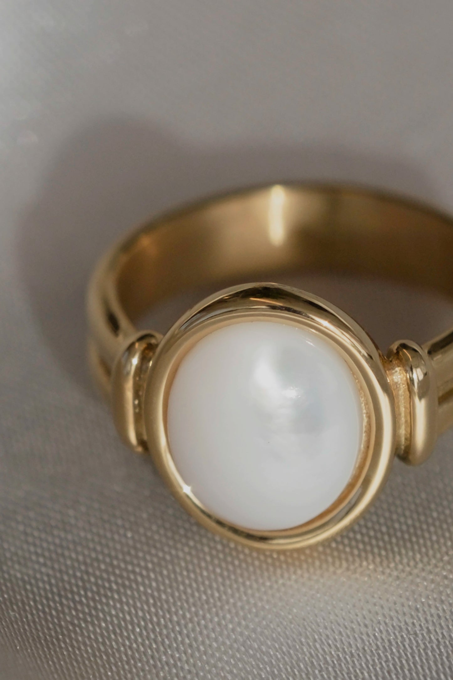 Mother of Pearl Oval Ring - cream